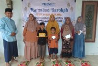 Moh. Sudur, ketua Netfid Kabupaten Pamekasan saat memberikan  santunan kepada anak yatim.