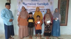 Moh. Sudur, ketua Netfid Kabupaten Pamekasan saat memberikan  santunan kepada anak yatim.