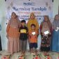 Moh. Sudur, ketua Netfid Kabupaten Pamekasan saat memberikan  santunan kepada anak yatim.