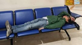 Viral Wakil Ketua Badan Legislasi DPR RI Achmad Baidowi atau Awiek tampak tidur di atas kursi bandara.