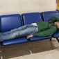 Viral Wakil Ketua Badan Legislasi DPR RI Achmad Baidowi atau Awiek tampak tidur di atas kursi bandara.