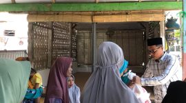 Saat Baidowi mengunjungi masyarakat desa Kaduara barat dan bagikan sembako gratis, Dok. Relawan Awiek