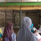 Saat Baidowi mengunjungi masyarakat desa Kaduara barat dan bagikan sembako gratis, Dok. Relawan Awiek