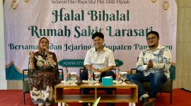 Master of ceremony Qajjimil Jamilah (kiri) saat memperkenalkan dokter dr. Dewangga Wahyu Praja (tengah) yang didampingi oleh Direktur Rumah Sakit Larasati, Khoirul Umam.