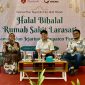 Master of ceremony Qajjimil Jamilah (kiri) saat memperkenalkan dokter dr. Dewangga Wahyu Praja (tengah) yang didampingi oleh Direktur Rumah Sakit Larasati, Khoirul Umam.