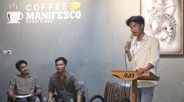 Lesbumi PCNU Pamekasan menghadirkan dua pembaca muda, yaitu Wardedy Rosi (tengah) dan Ikrar Izzul Haq (kanan), serta Samroni sebagai moderator (kiri).