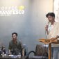 Lesbumi PCNU Pamekasan menghadirkan dua pembaca muda, yaitu Wardedy Rosi (tengah) dan Ikrar Izzul Haq (kanan), serta Samroni sebagai moderator (kiri).