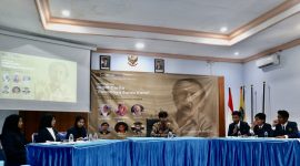 Debat sastra semarak dan panas mempertemukan dua regu yang saling menyerang dan mempertahankan argumen masing-masing dalam acara praktik mata kuliah kritik sastra.