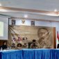 Debat sastra semarak dan panas mempertemukan dua regu yang saling menyerang dan mempertahankan argumen masing-masing dalam acara praktik mata kuliah kritik sastra.