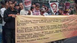 Pengurus Besar Serikat Pelajar Muslimin Indonesia (PB SEPMI) mengelar aksi unjuk rasa di Jalan Merdeka Timur Gambir Jakarta Pusat Grha Pertamina Selasa, 14/5/2024. Mereka mendesak Menteri Badan Usaha Milik Negara (BUMN) Erick Thohir untuk memecat Direktur Utama dan Direktur ESDM PT. 