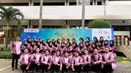 Foto bersama pelatih PSM Gitasurya Universitas Muhammadiyah Malang saat kompetisi di Surabaya. (doc/Kinanti)