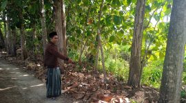 Abul Khair menunjukan tanah warisan leluhurnya yang disengketa.