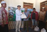 Ahmad Baidawi, anggota DPR bagikan 10 ton pupuk subsidi, dorong kesejahteraan petani tembakau Pamekasan.