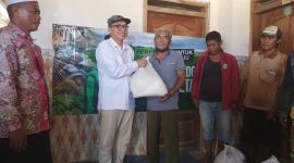 Ahmad Baidawi, anggota DPR bagikan 10 ton pupuk subsidi, dorong kesejahteraan petani tembakau Pamekasan.