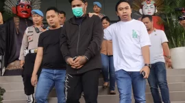 Penyanyi Muhammad Virgoun Putra Tambunan alias Virgoun setelah menjalani pemeriksaan kesehatan di Dokkes Polres Jakarta Barat, Jumat, (21/6/2024). (foto/humas Polres Metro Jakarta Barat)