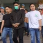 Penyanyi Muhammad Virgoun Putra Tambunan alias Virgoun setelah menjalani pemeriksaan kesehatan di Dokkes Polres Jakarta Barat, Jumat, (21/6/2024). (foto/humas Polres Metro Jakarta Barat)