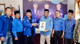 Achmad Baidowi mengenakan baju lengan panjang berwarna biru, yang identik dengan warna khas PAN, menunjukkan adanya kedekatan antara PPP dan PAN.