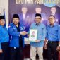 Achmad Baidowi mengenakan baju lengan panjang berwarna biru, yang identik dengan warna khas PAN, menunjukkan adanya kedekatan antara PPP dan PAN.