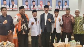SK diserahkan Ketua DPW PKS Jawa Timur Irwan Setiawan didampingi Ketua DPD PKS Pamekasan Abdullah kepada Fattah Jasin di kantor DPW di Jalan Penjaringan, Surabaya.