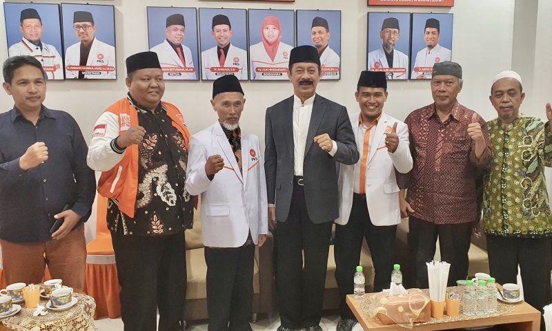 SK diserahkan Ketua DPW PKS Jawa Timur Irwan Setiawan didampingi Ketua DPD PKS Pamekasan Abdullah kepada Fattah Jasin di kantor DPW di Jalan Penjaringan, Surabaya.