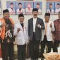 SK diserahkan Ketua DPW PKS Jawa Timur Irwan Setiawan didampingi Ketua DPD PKS Pamekasan Abdullah kepada Fattah Jasin di kantor DPW di Jalan Penjaringan, Surabaya.
