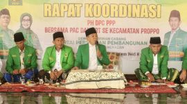 Ketua Dewan Pertimbangan PPP Pamekasan,  Kholil Muhammad saat memberikan sambutan di acara rapat koordinasi PPP, didampingi  R Wazirul Jihad, PPP Pamekasan (kiri) dan Ahmadi, Ketua Tim Pemenangan PPP Pilkada Pamekasan.