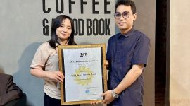 Hana Hanisa, Koordinator  Koloman Budaya Sivitas Kotheka memberikan pengghargaan kepada Nabil Saleh Sabantha di acara Festival Sastra-Sains.