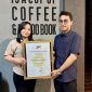 Hana Hanisa, Koordinator  Koloman Budaya Sivitas Kotheka memberikan pengghargaan kepada Nabil Saleh Sabantha di acara Festival Sastra-Sains.
