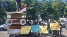 Aktivis Gam Jatim saat gelar aksi di depan Kantor Kejati Jatim.