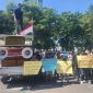 Aktivis Gam Jatim saat gelar aksi di depan Kantor Kejati Jatim.