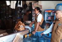 Satpol PP Pamekasan pantau peredaran rokok ilegal di toko kelontong.
