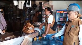 Satpol PP Pamekasan pantau peredaran rokok ilegal di toko kelontong.