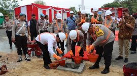 Peletakan batu pertama sebagai simbol pembangunan kantor baru Polres Pamekasan dimulai.