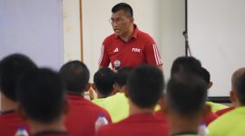 seluruh peserta, baik yang berpengalaman maupun yang baru pertama kali menangani pertandingan dengan VAR, mengikuti sesi simulasi pertandingan.(foto: PSSI)