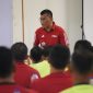 seluruh peserta, baik yang berpengalaman maupun yang baru pertama kali menangani pertandingan dengan VAR, mengikuti sesi simulasi pertandingan.(foto: PSSI)