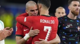 Ronaldo Peluk Pepe Usai Laga 8 Besar Euro saat dikalahkan pinalti oleh Prancis (Dok.CR7Respect)