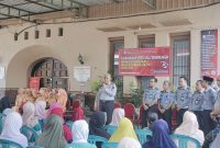 Kalapas Pamekasan, Seno Utomo saat memberikan sambutan 
di hadapan masyarakat dhuafa dan anak yatim.