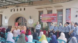 Kalapas Pamekasan, Seno Utomo saat memberikan sambutan 
di hadapan masyarakat dhuafa dan anak yatim.