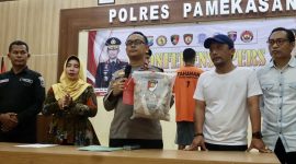 Wakapolres Pamekasan Kompol Andy Purnomo didampingi Kasat Reskrim Polres Pamekasan AKP Doni Setiawan saat konferensi pers soal pencabulan anak dibawah umur di gedung Bhayangkara Polres Pamekasan. Jum'at 2 Agustus 2024.