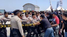 Mantapkan Kesiapan Menghadapi Pilkada, Personil Polres Pamekasan Berlatih di Pelabuhan Trunojoyo Sampang.