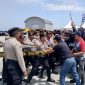 Mantapkan Kesiapan Menghadapi Pilkada, Personil Polres Pamekasan Berlatih di Pelabuhan Trunojoyo Sampang.
