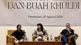 Royyan Julian sebagai moderator, serta Nirwan Dewanto dan L.G. Saraswati Putri sebagai pemateri di acara Festival Sastra ke-5 Sivitas Kotheka.