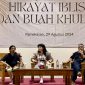 Royyan Julian sebagai moderator, serta Nirwan Dewanto dan L.G. Saraswati Putri sebagai pemateri di acara Festival Sastra ke-5 Sivitas Kotheka.