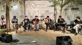 Grup musik Warga Tabun tampil memukau dengan membawakan lagu-lagu ciptaan mereka sendiri serta aransemen lagu-lagu tradisional Madura.
