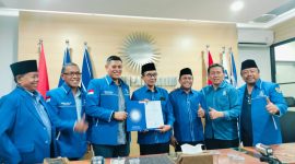 Sekretaris DPD PAN Pamekasan, Heru Budi Prayitno, menyerahkan rekomendasi B1-KWK kepada pasangan Kiai Kholilurrahman dan Sukriyanto di Rumah PAN Jatim, Surabaya.