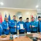 Sekretaris DPD PAN Pamekasan, Heru Budi Prayitno, menyerahkan rekomendasi B1-KWK kepada pasangan Kiai Kholilurrahman dan Sukriyanto di Rumah PAN Jatim, Surabaya.