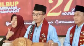Pasangan Calon Bupati dan Wakil Bupati Pamekasan 2024, KH. Kholilurrahman-Sukriyanto, memberikan sambutan di Kantor KPU setempat pada Rabu, 28 Agustus 2024.