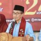 Pasangan Calon Bupati dan Wakil Bupati Pamekasan 2024, KH. Kholilurrahman-Sukriyanto, memberikan sambutan di Kantor KPU setempat pada Rabu, 28 Agustus 2024.