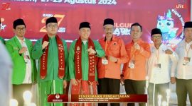 RKH. Muhammad Baqir Aminatullah dan Taufadi foto bersama dengan petinggi partai pengusung.