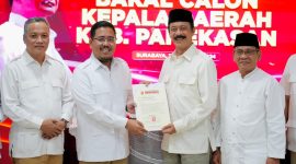 Ketua DPD Partai Gerindra Jawa Timur, Anwar Sadad (tengah), menyerahkan surat rekomendasi kepada Fattah Jasin dan Mujahid Anshori di Kantor DPD Partai Gerindra Jawa Timur, Selasa (13/8/2024) malam.